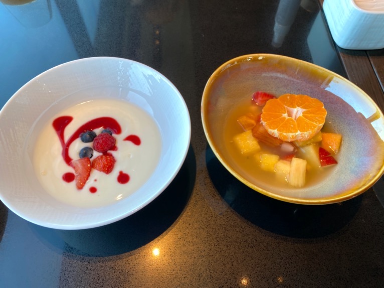 フォーシーズンズホテル東京大手町の朝食：ヨーグルト＆フルーツ