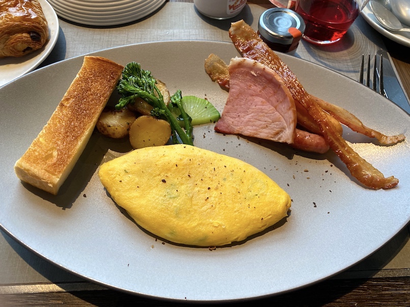 ザ・リッツ・カールトン東京の朝食：メイン（タワーズオムレツ）