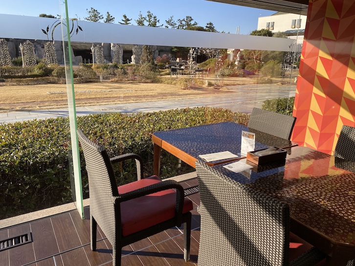 シェラトングランデ東京ベイ「グランカフェ」：窓側席