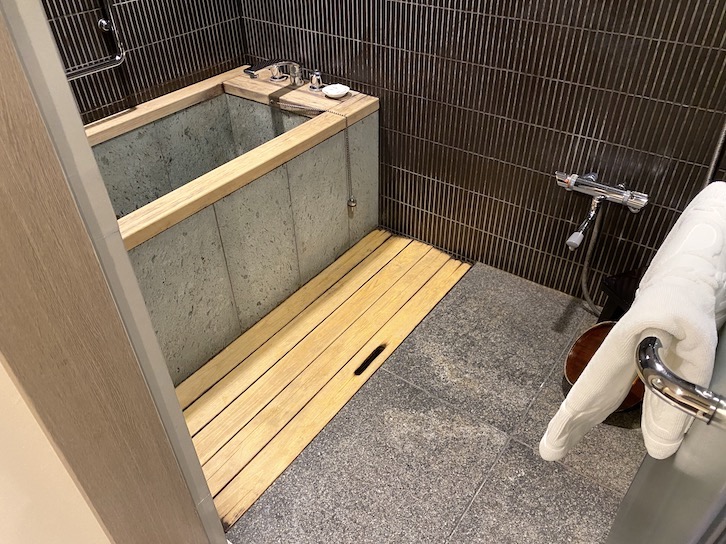シェラトングランデ東京ベイ「和室スイーツ」：バスルーム（浴槽＆洗い場）