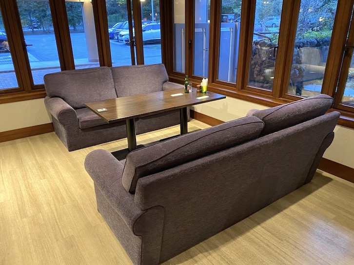 軽井沢マリオットホテルのクラブラウンジ：ラウンジのソファー席