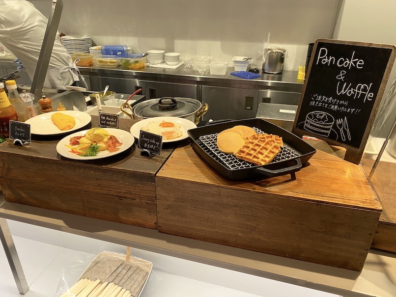 コートヤード銀座の朝食：ビュッフェカウンター（パンケーキ＆ワッフルステーション）