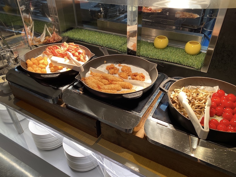 コートヤード銀座の朝食：ビュッフェカウンター（ベーコン＆エビフライ）