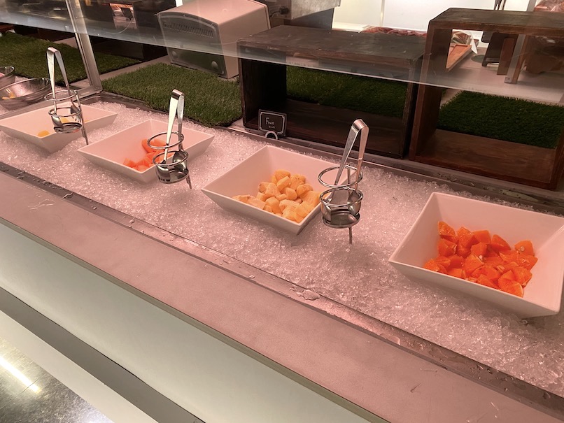 コートヤード銀座の朝食：ビュッフェカウンター（フルーツ）