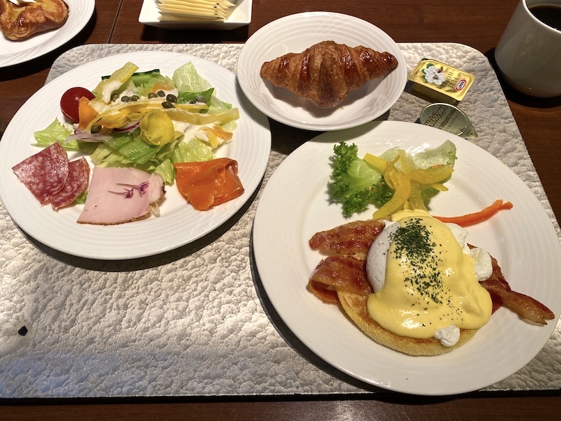 コートヤード銀座の朝食：実食（サラダ、卵料理、パン）