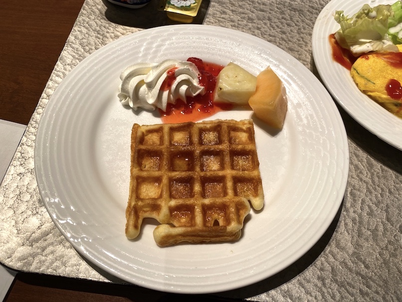 コートヤード銀座の朝食：実食（ワッフル＆フルーツ）