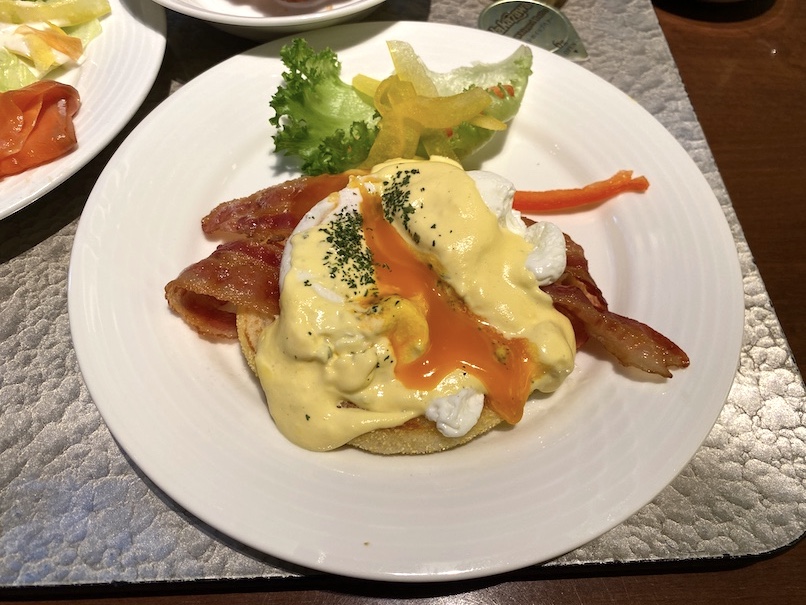 コートヤード銀座の朝食：実食（エッグベネディクト）