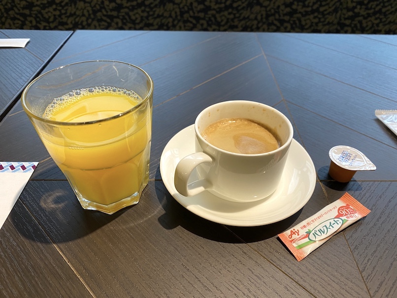 メルキュール東京銀座の朝食：コーヒー＆ジュース