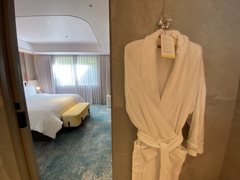 ウェスティン都ホテル京都の客室：バスルーム（バスローブ）