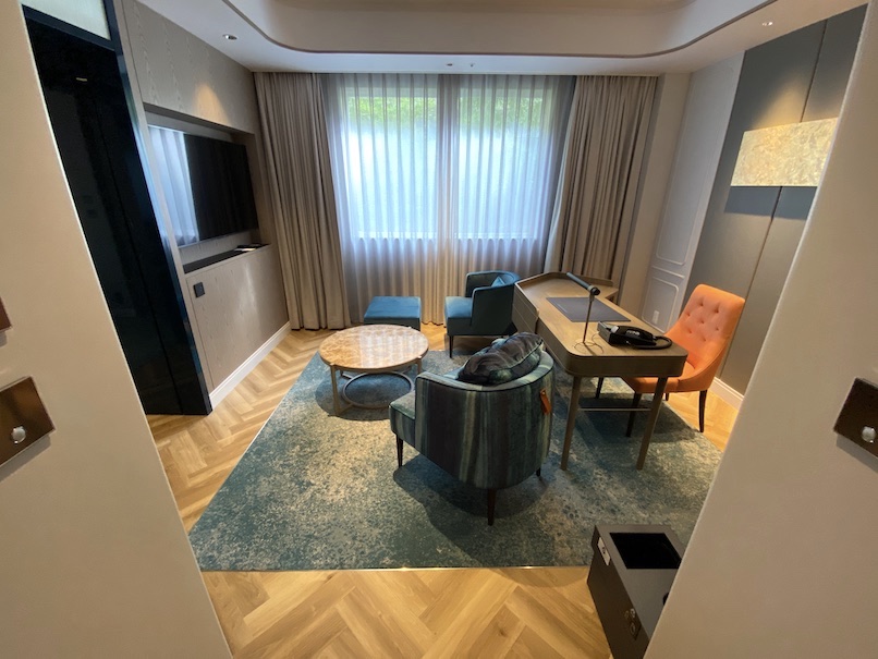 ウェスティン都ホテル京都の客室：リビングルーム（全体像）