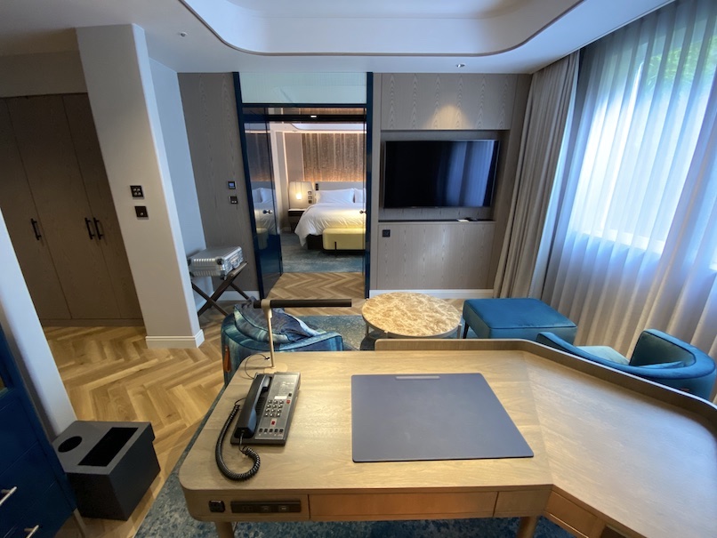 ウェスティン都ホテル京都の客室：リビングルーム（TV＆デスク）