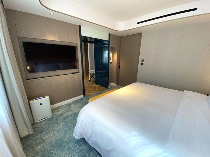 ウェスティン都ホテル京都の客室：寝室（TV＆空気清浄機）