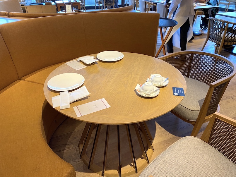 ウェスティン都ホテル京都の朝食：レストラン「洛空」のテーブル