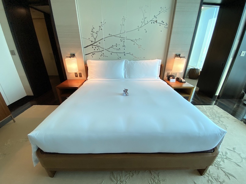 コンラッド東京の客室：寝室（ベッド）