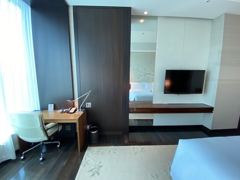 コンラッド東京の客室：寝室（TV＆デスク）