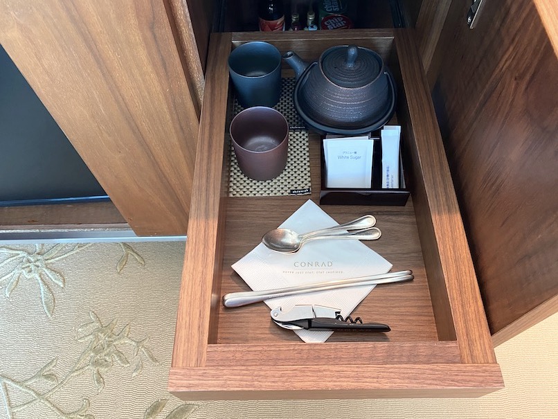 コンラッド東京の客室：ミニバー（茶器）