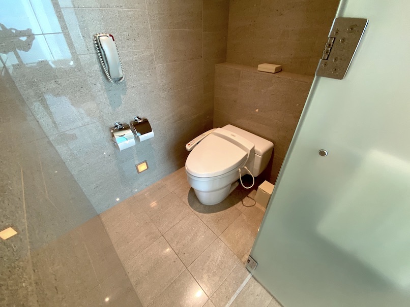 コンラッド東京の客室：バスルーム（トイレ）