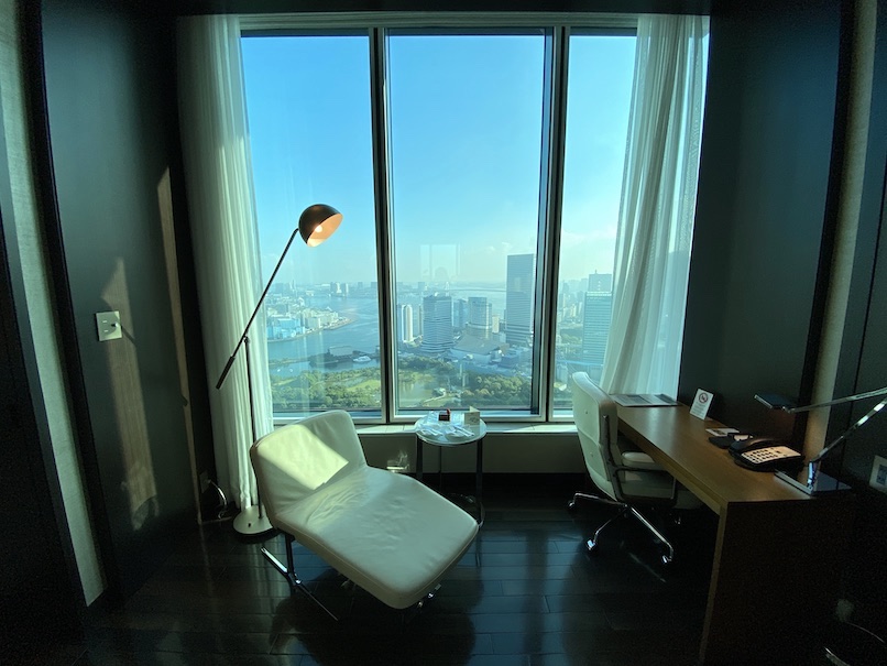 コンラッド東京の客室：寝室（窓）