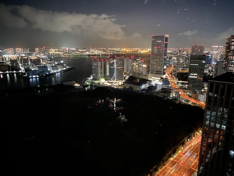 コンラッド東京の客室：寝室（夜景）