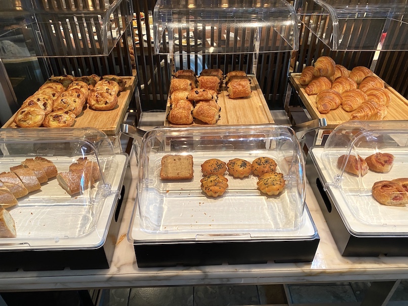 コンラッド東京の朝食：ビュッフェテーブル（パン2）