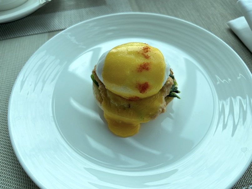 コンラッド東京の朝食「渡り蟹のエッグベネディクト」