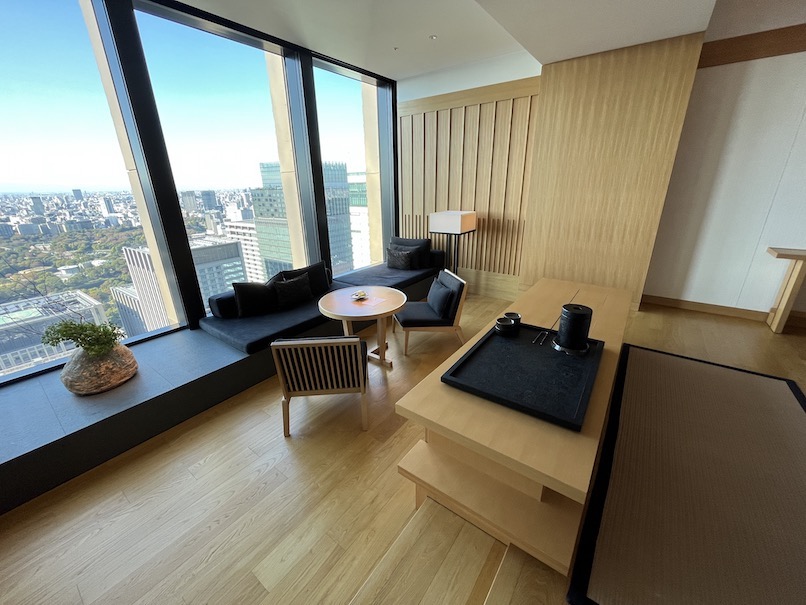 アマン東京 客室（パレスガーデンビュー）：チェア＆テーブル（全体像）