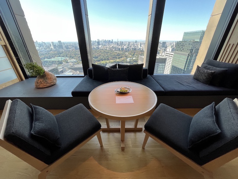 アマン東京 客室（パレスガーデンビュー）：チェア＆テーブル（眺望）
