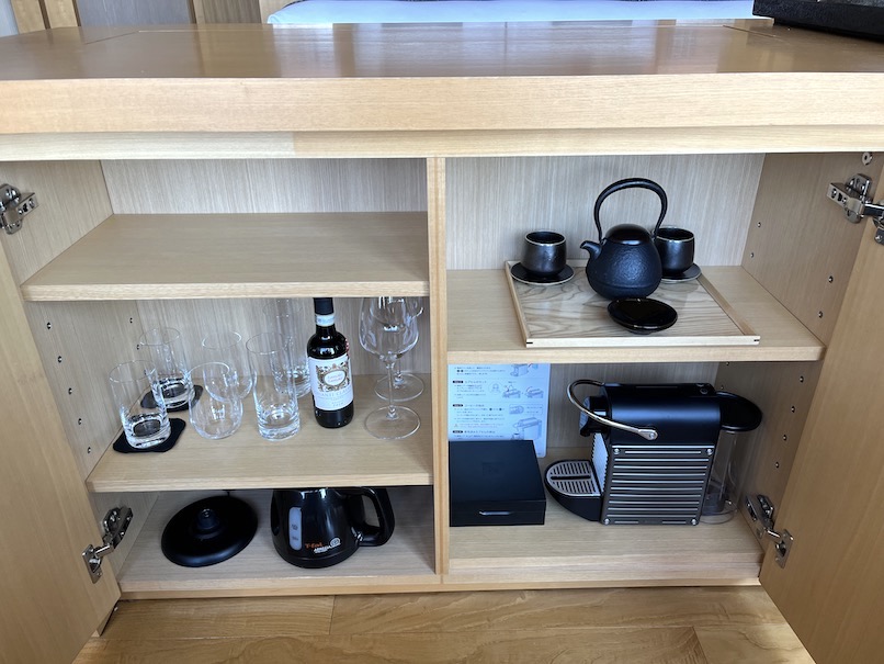 アマン東京 客室（パレスガーデンビュー）：ミニバー（茶器、グラス、ポット）