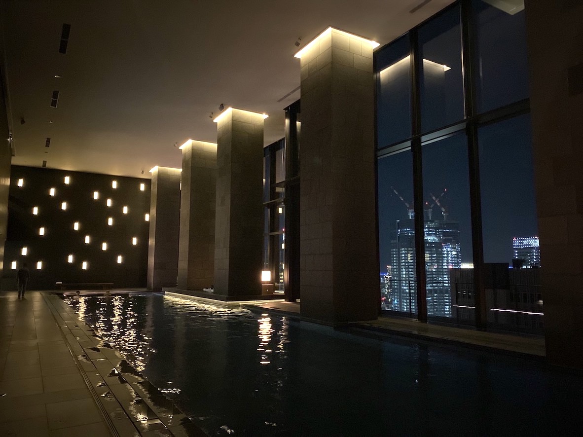 アマン東京のプールとジム、温浴施設：夜のプール全体像