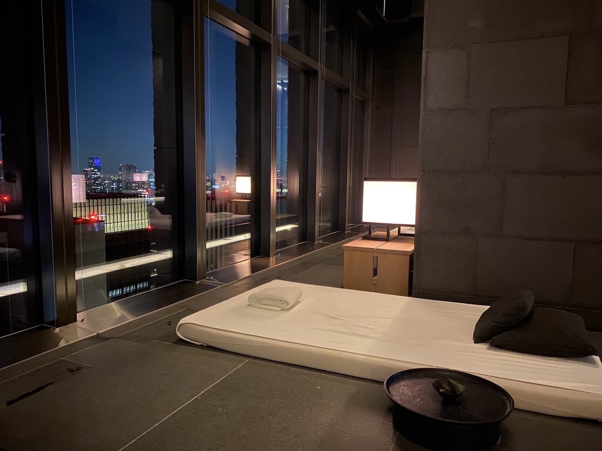 アマン東京のプールとジム、温浴施設：夜のプールの眺望