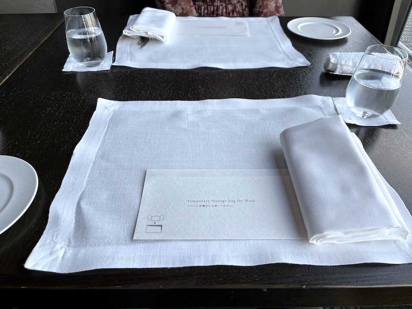 アマン東京の朝食：レストランのテーブルセッティング
