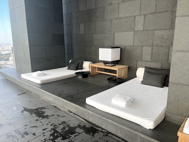 アマン東京のプールとジム、温浴施設：プールのデイベッド1