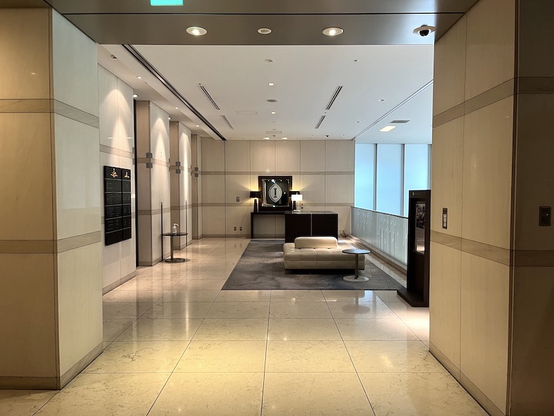 ストリングスホテル東京インターコンチネンタル：エレベーターホール（通用口）