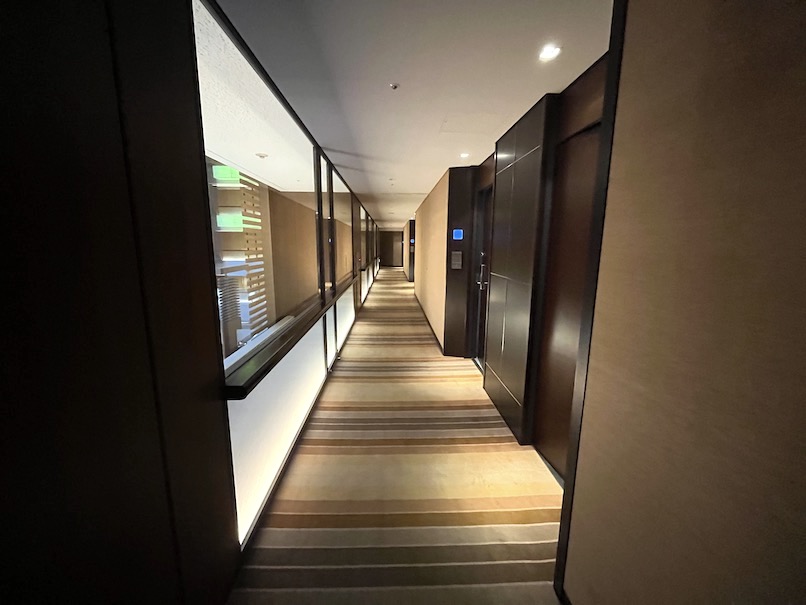 ストリングスホテル東京インターコンチネンタル：内廊下（客室フロア）