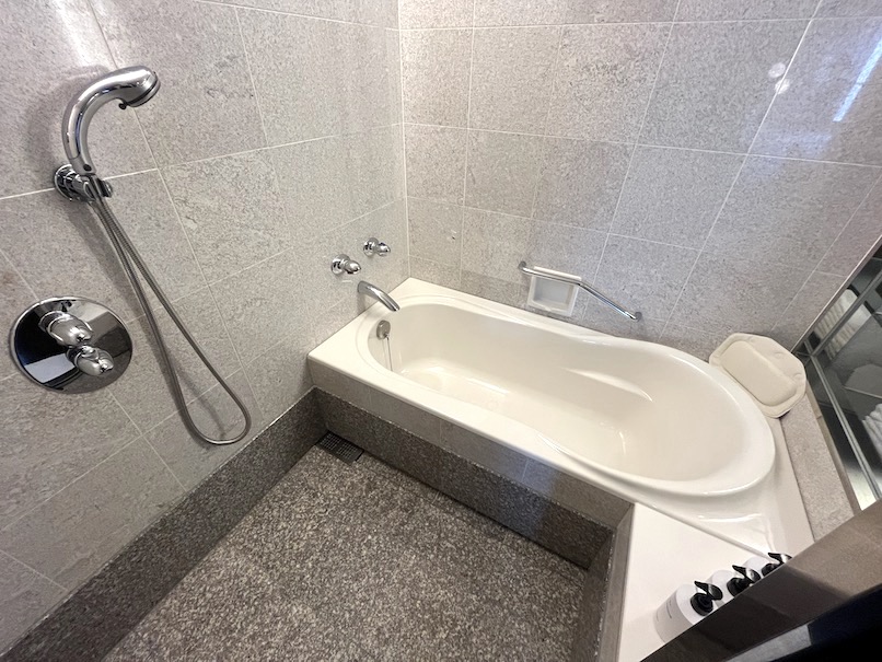 ストリングスホテル東京インターコンチネンタル：バスルーム（バスタブ＆シャワー）