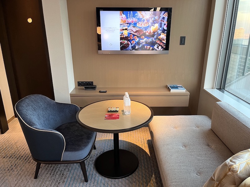 ストリングスホテル東京インターコンチネンタル：客室（TV＆ソファー、チェア）