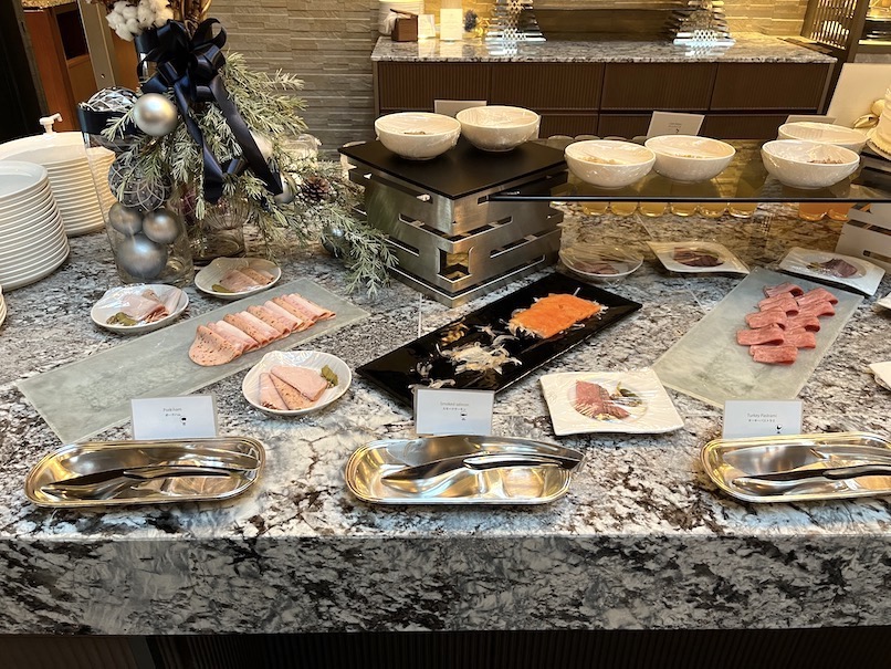 ストリングスホテル東京インターコンチネンタルの朝食：ビュッフェテーブル3（ハム＆サーモン）