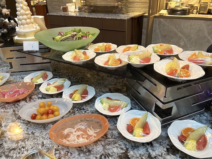 ストリングスホテル東京インターコンチネンタルの朝食：ビュッフェテーブル2（サラダ＆フルーツ）