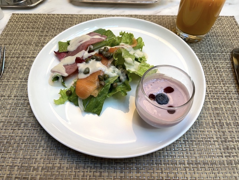 ストリングスホテル東京インターコンチネンタルの朝食：実食（サラダ＆ヨーグルト）