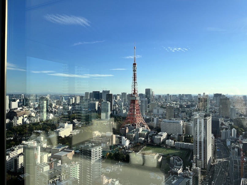 東京エディション虎ノ門：タワースイートの客室（東京タワーの眺望）