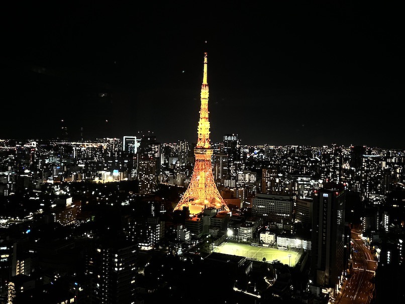 東京エディション虎ノ門：タワースイートの客室（東京タワーの夜景）