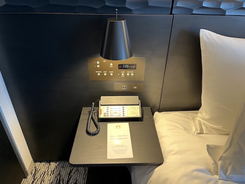 ザ・ゲートホテル両国 by HULICの客室：デスクサイド（照明＆電源）