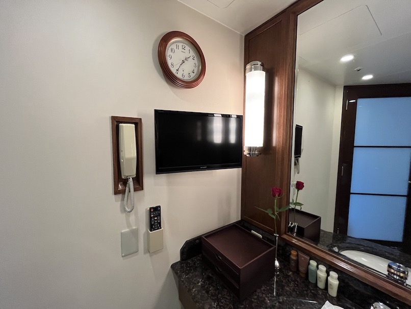 帝国ホテル東京の客室：バスルーム3（テレビ＆時計）
