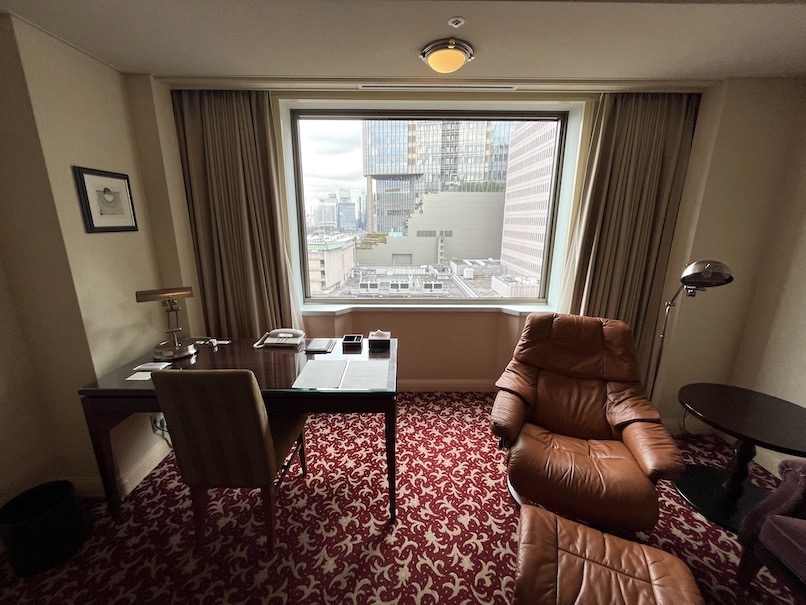 帝国ホテル東京の客室：寝室3（デスク＆チェア、窓）
