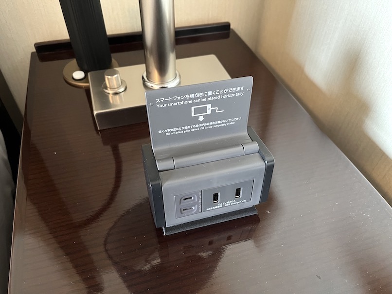 帝国ホテル東京の客室：サイドデスク（USB電源）