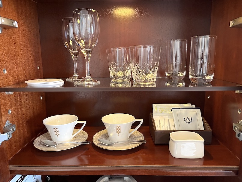 帝国ホテル東京の客室：ミニバー2（グラス＆カップ）