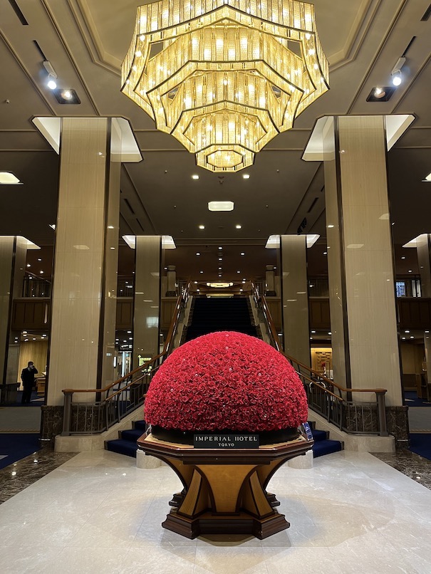 帝国ホテル東京：ホテルのロビー（大階段＆シャンデリア、アートフラワー）