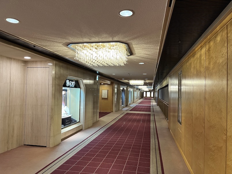 帝国ホテル東京：メザニンフロアの連絡通路