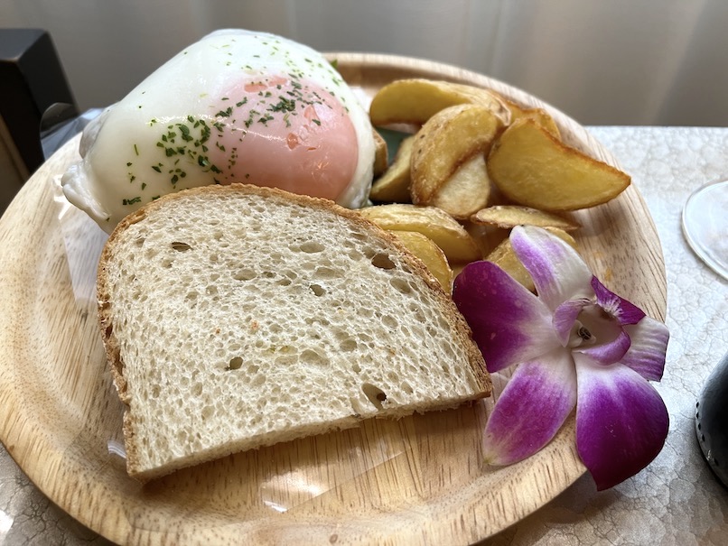 コートヤード銀座：ドリンク＆軽食（ロコモコサンド）