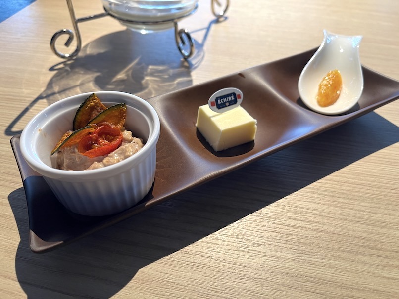 ザ・ゲートホテル両国の朝食：温野菜とエシレバター、自家製マーマレード